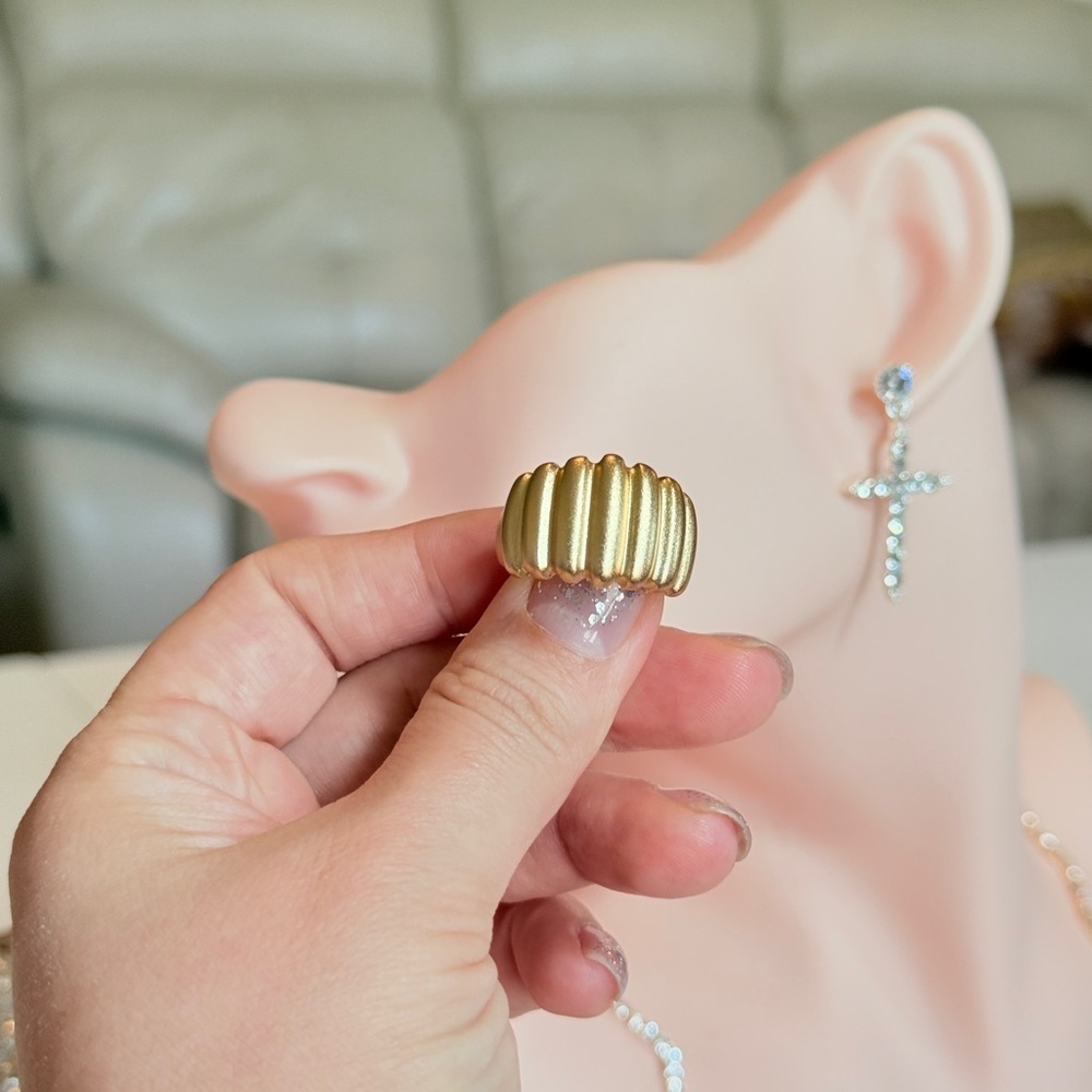 Gold Ribbed Ring - Picture 4 of 9